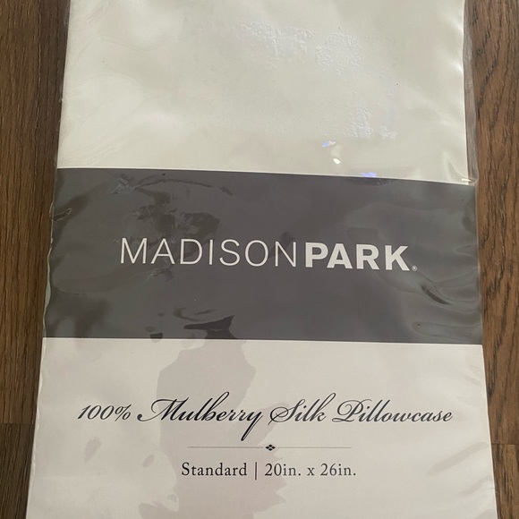 Madison Park Silk 100% Mulberry Standard Pillowcase - Picture 4 of 5